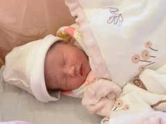 新生儿吃什么更有营养？解冻母乳VS 1段奶粉大比拼！